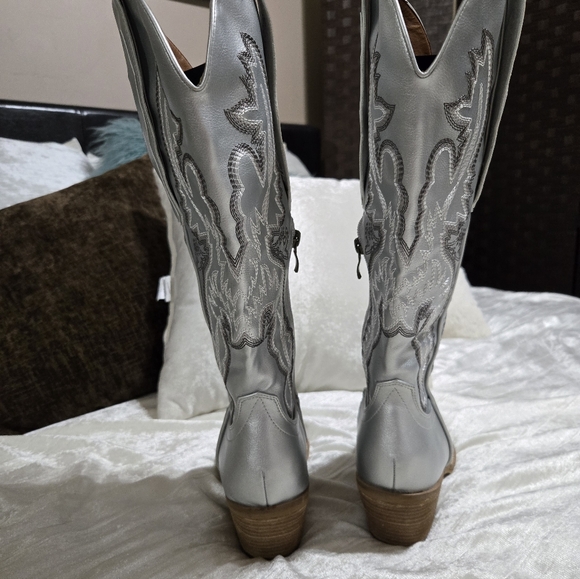 Silver Western-Style Women's Boots With Embrodery Size 8 EUC By Ccoco - Picture 5 of 14